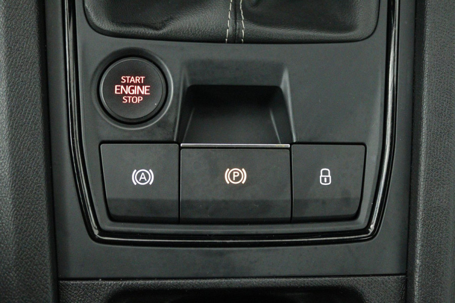 Seat Leon 1.0 TSI Reference (DIGITALE COCKPIT, CRUISE CONTROL, PARKEERSENSOREN, NAVIGATIE, CARPLAY)
