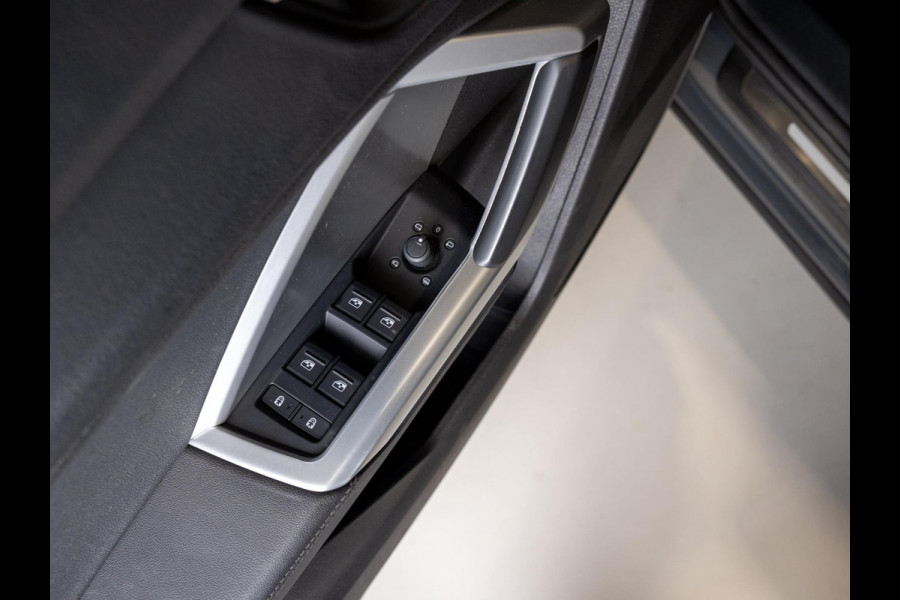 Audi Q3 40 TFSI quattro Pro Line business / 190pk / Trekhaak / Achteruitrij camera / Keyless entry / Stoelverwarming /
