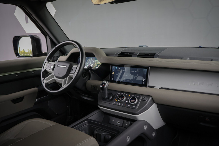 Land Rover Defender 110 2.0 P400e 110 | STOELVERWARMING | 360 CAMERA | APPLE CARPLAY | TREKHAAK | DEALONDERHOUDEN | STUURVERWARMING |