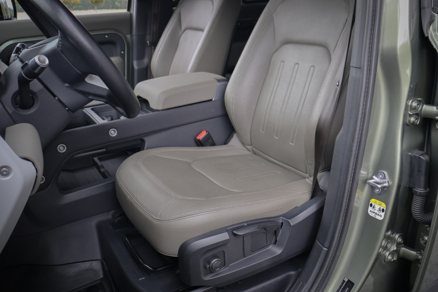 Land Rover Defender 110 2.0 P400e 110 | STOELVERWARMING | 360 CAMERA | APPLE CARPLAY | TREKHAAK | DEALONDERHOUDEN | STUURVERWARMING |