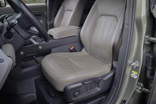 Land Rover Defender 110 2.0 P400e 110 | STOELVERWARMING | 360 CAMERA | APPLE CARPLAY | TREKHAAK | DEALONDERHOUDEN | STUURVERWARMING |