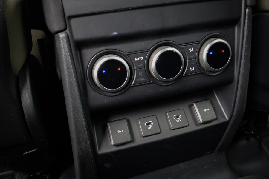 Land Rover Defender 110 2.0 P400e 110 | STOELVERWARMING | 360 CAMERA | APPLE CARPLAY | TREKHAAK | DEALONDERHOUDEN | STUURVERWARMING |