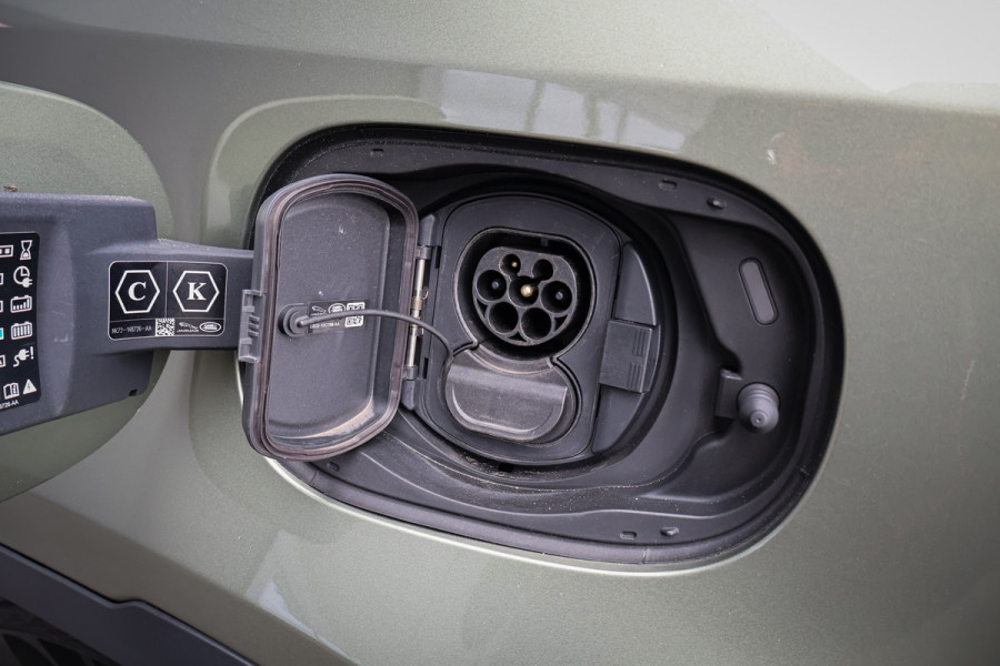 Land Rover Defender 110 2.0 P400e 110 | STOELVERWARMING | 360 CAMERA | APPLE CARPLAY | TREKHAAK | DEALONDERHOUDEN | STUURVERWARMING |