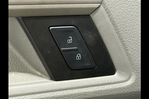 Volkswagen Crafter 35 2.0 TDI L4H3 Dubbele Cabine Automaat Navi Airco Cruise Control Imperiaal&Ladder Trekhaak Volkswagen Crafter 35 2.0 TDI L4H3 Dubbele Cabine Automaat Navi Airco Cruise Control Imperiaal&Ladder Trekhaak