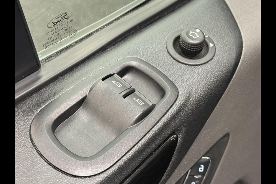 Ford Transit Custom 300 2.0 TDCI L2H1 Limited Dubbele cabine Navi Airco 2 Schuifdeuren Trekhaak PDC Camera Carplay DAB Ford Transit Custom 300 2.0 TDCI L2H1 Limited Dubbele cabine Navi Airco 2 Schuifdeuren Trekhaak PDC Camera Carplay DAB