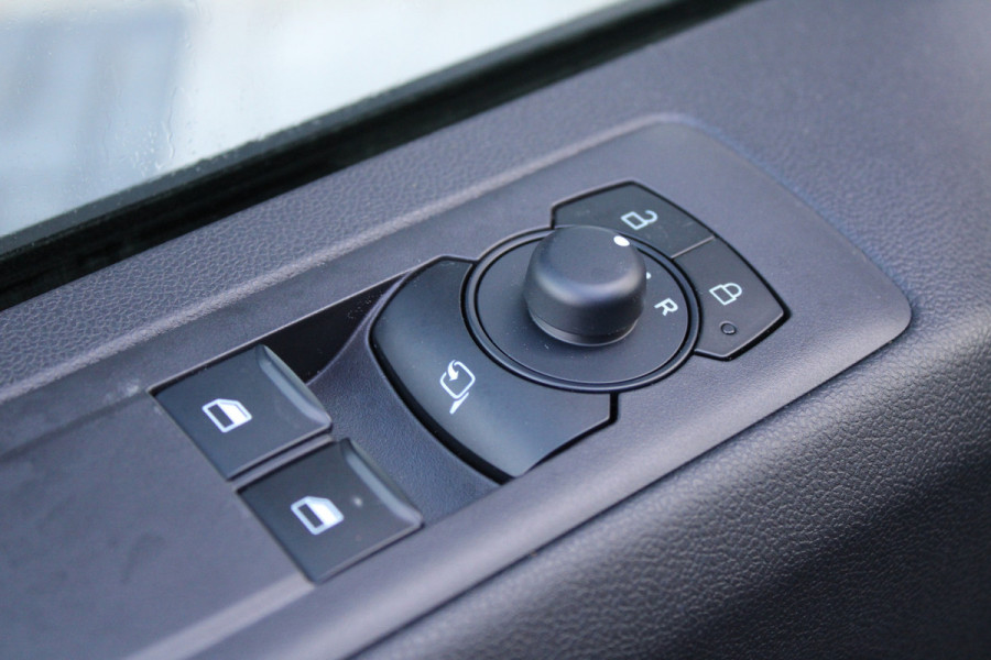 Ford Transit Custom 320 2.0 TDCI L2H1 Trend 136pk - 2x Schuifdeur - Carplay - Android - Camera - Trekhaak - Stoelverwarming -70l tank - Rijklaar