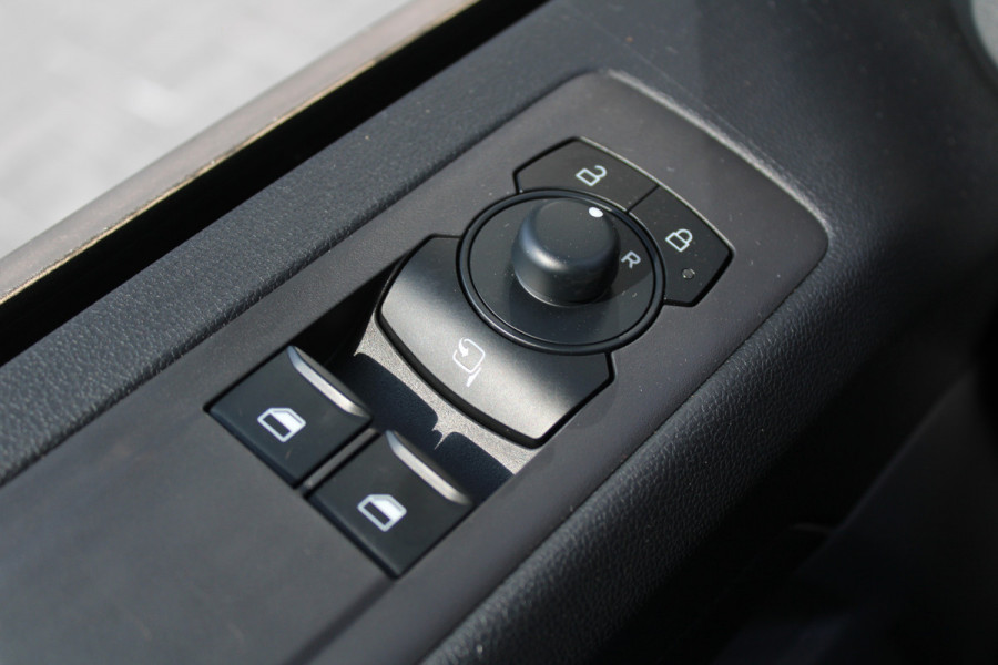 Ford Transit Custom 320 2.0 TDCI L2H1 Trend DC 136pk - Carplay - Android - Camera - Trekhaak - LED koplampen - Stoelverwarming - Draadloos laden - R