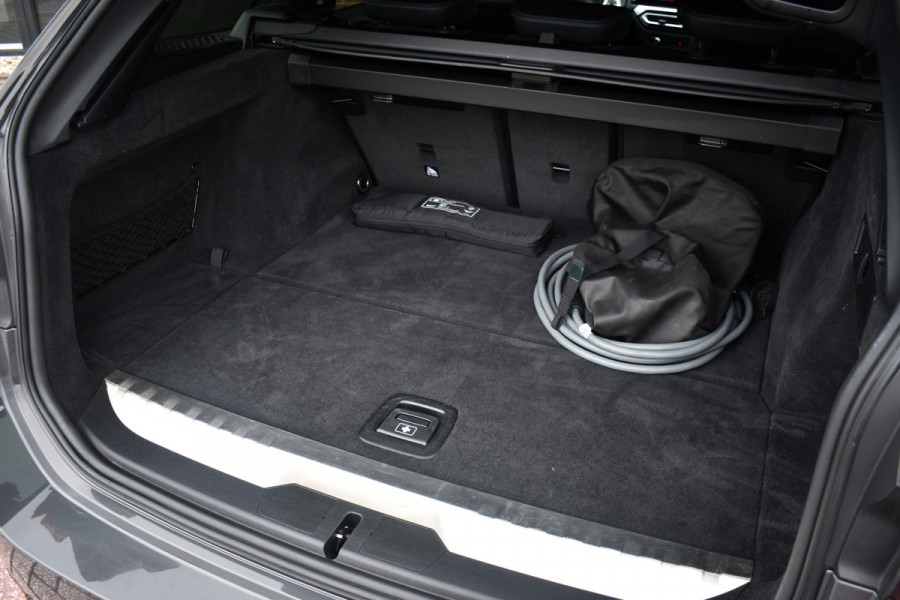 BMW 3 Serie Touring 330e xDrive M-Sport Pro LCI Dravitgrau Pano HUD el-zetels 19inch