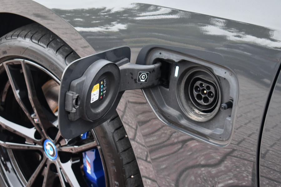 BMW 3 Serie Touring 330e xDrive M-Sport Pro LCI Dravitgrau Pano HUD el-zetels 19inch