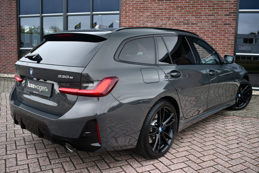 BMW 3 Serie Touring 330e xDrive M-Sport Pro LCI Dravitgrau Pano HUD el-zetels 19inch