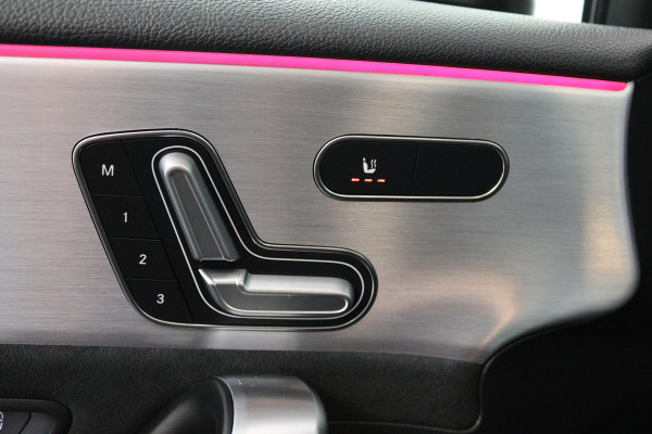 Mercedes-Benz A-Klasse 180 Business Solution AMG (PANORAMADAK, SFEERVERLICHTING, STOELVERWARMING, ELEKTR STOELEN, CAMERA)