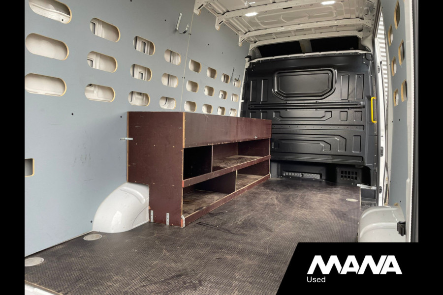 Volkswagen Crafter 35 3.180 L3H3 RWD 180pk 3500kg Trekhaak Airco Camera Navi CarPlay Laadruimtebekleding 12V Opstapbumper Leder Bijrijdersbank