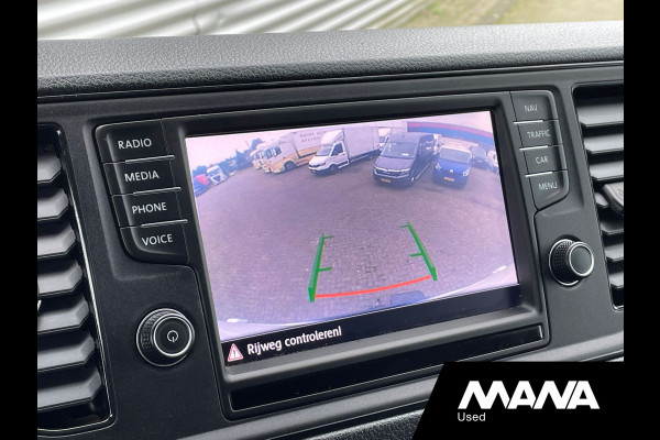 Volkswagen Crafter 35 3.180 L3H3 RWD 180pk 3500kg Trekhaak Airco Camera Navi CarPlay Laadruimtebekleding 12V Opstapbumper Leder Bijrijdersbank