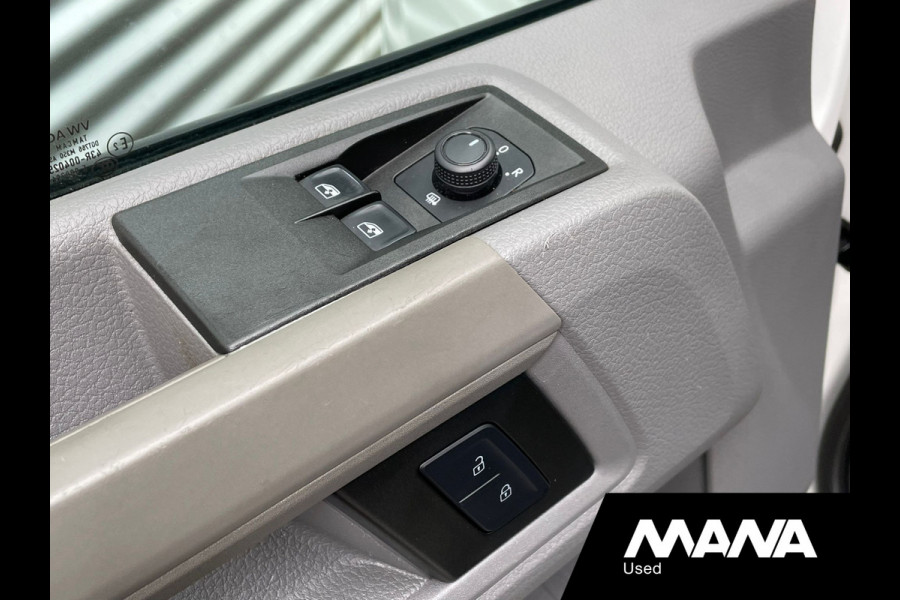 Volkswagen Crafter 35 3.180 L3H3 RWD 180pk 3500kg Trekhaak Airco Camera Navi CarPlay Laadruimtebekleding 12V Opstapbumper Leder Bijrijdersbank