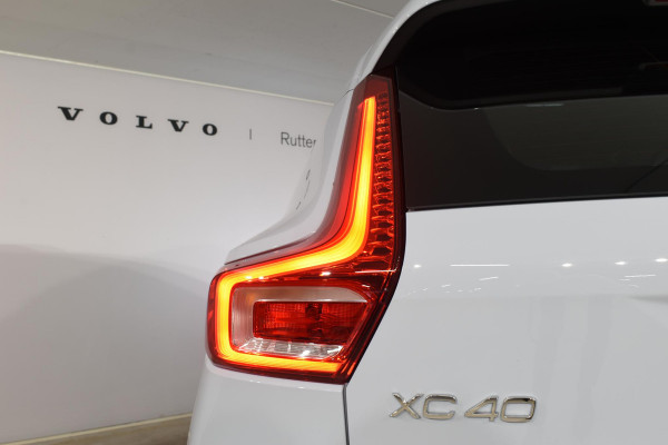 Volvo XC40 B4 211PK Plus Dark / Navigatie / Adaptive Cruise / Harman Kardon / Stuur & Stoelverwarming / Elektrische achterklep / Achteruitrijcamera / Trekhaak / Elektrische stoelverst. met geheugen