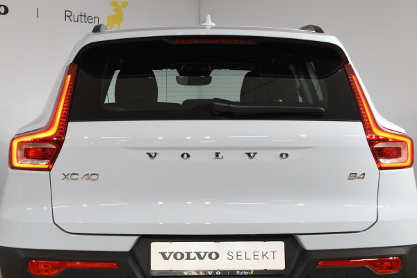 Volvo XC40 B4 211PK Plus Dark / Navigatie / Adaptive Cruise / Harman Kardon / Stuur & Stoelverwarming / Elektrische achterklep / Achteruitrijcamera / Trekhaak / Elektrische stoelverst. met geheugen