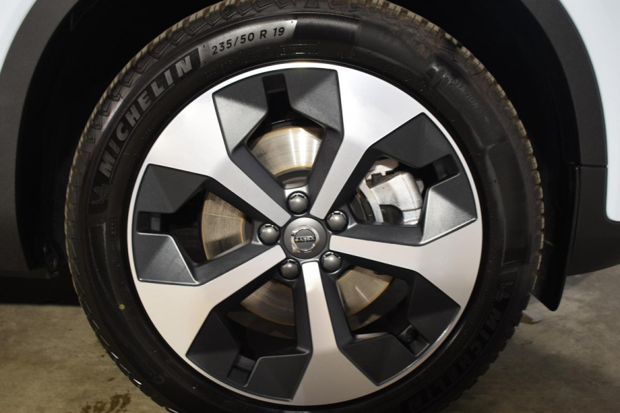 Volvo XC40 B4 211PK Plus Dark / Navigatie / Adaptive Cruise / Harman Kardon / Stuur & Stoelverwarming / Elektrische achterklep / Achteruitrijcamera / Trekhaak / Elektrische stoelverst. met geheugen