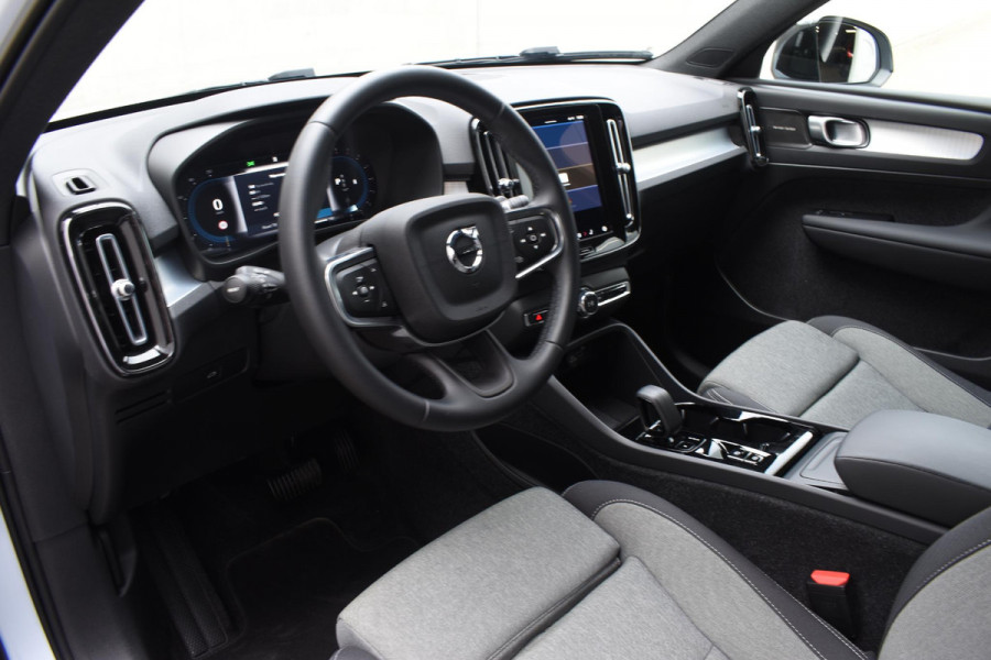 Volvo XC40 B4 211PK Plus Dark / Navigatie / Adaptive Cruise / Harman Kardon / Stuur & Stoelverwarming / Elektrische achterklep / Achteruitrijcamera / Trekhaak / Elektrische stoelverst. met geheugen