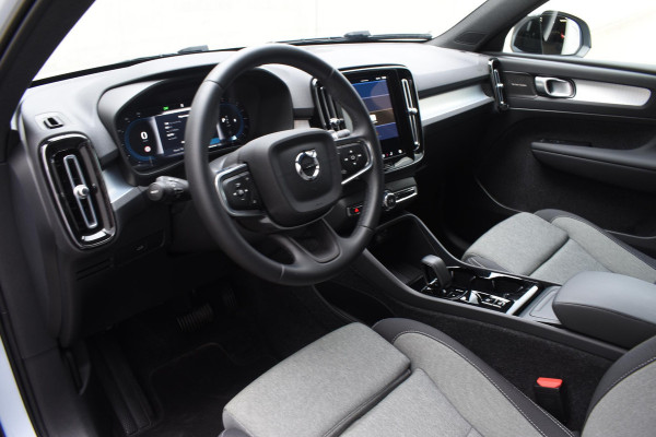 Volvo XC40 B4 211PK Plus Dark / Navigatie / Adaptive Cruise / Harman Kardon / Stuur & Stoelverwarming / Elektrische achterklep / Achteruitrijcamera / Trekhaak / Elektrische stoelverst. met geheugen