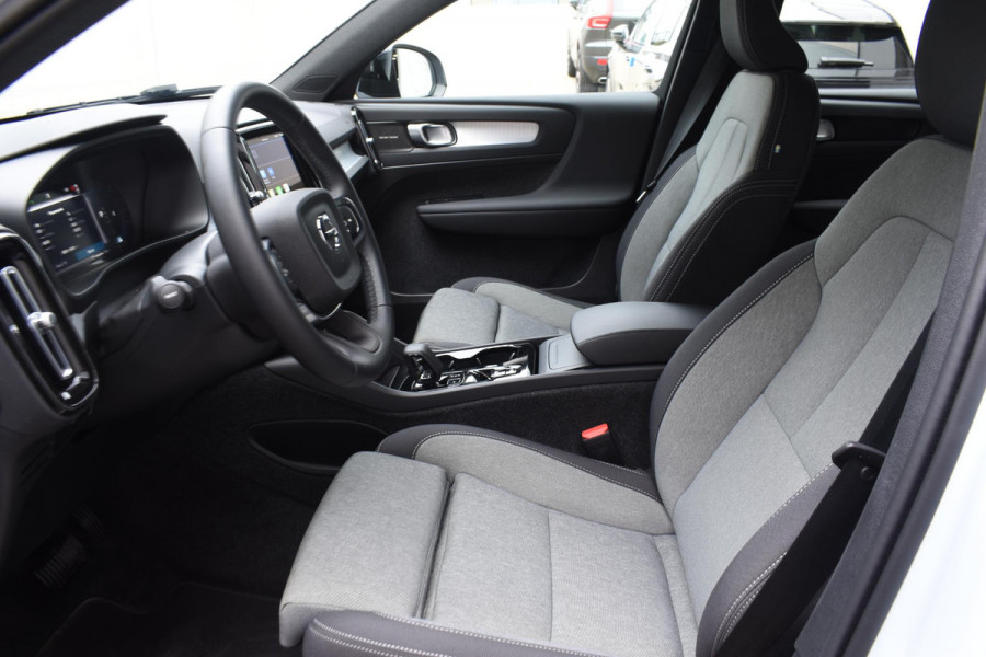 Volvo XC40 B4 211PK Plus Dark / Navigatie / Adaptive Cruise / Harman Kardon / Stuur & Stoelverwarming / Elektrische achterklep / Achteruitrijcamera / Trekhaak / Elektrische stoelverst. met geheugen