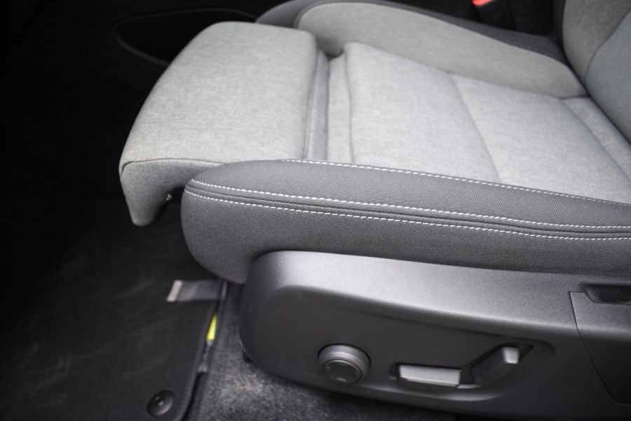 Volvo XC40 B4 211PK Plus Dark / Navigatie / Adaptive Cruise / Harman Kardon / Stuur & Stoelverwarming / Elektrische achterklep / Achteruitrijcamera / Trekhaak / Elektrische stoelverst. met geheugen