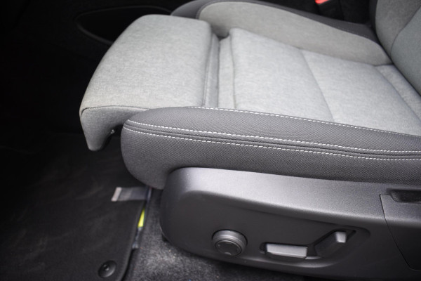 Volvo XC40 B4 211PK Plus Dark / Navigatie / Adaptive Cruise / Harman Kardon / Stuur & Stoelverwarming / Elektrische achterklep / Achteruitrijcamera / Trekhaak / Elektrische stoelverst. met geheugen
