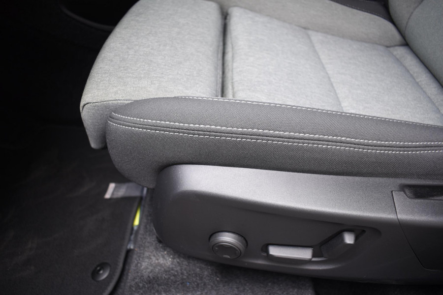 Volvo XC40 B4 211PK Plus Dark / Navigatie / Adaptive Cruise / Harman Kardon / Stuur & Stoelverwarming / Elektrische achterklep / Achteruitrijcamera / Trekhaak / Elektrische stoelverst. met geheugen