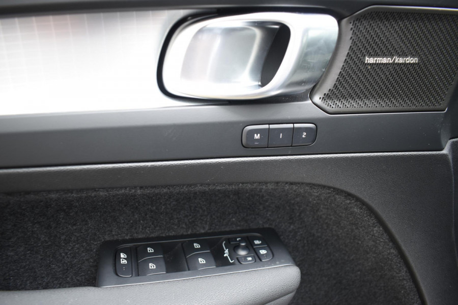 Volvo XC40 B4 211PK Plus Dark / Navigatie / Adaptive Cruise / Harman Kardon / Stuur & Stoelverwarming / Elektrische achterklep / Achteruitrijcamera / Trekhaak / Elektrische stoelverst. met geheugen