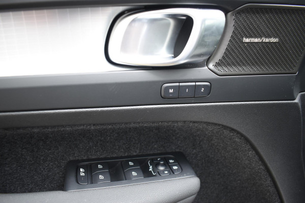 Volvo XC40 B4 211PK Plus Dark / Navigatie / Adaptive Cruise / Harman Kardon / Stuur & Stoelverwarming / Elektrische achterklep / Achteruitrijcamera / Trekhaak / Elektrische stoelverst. met geheugen