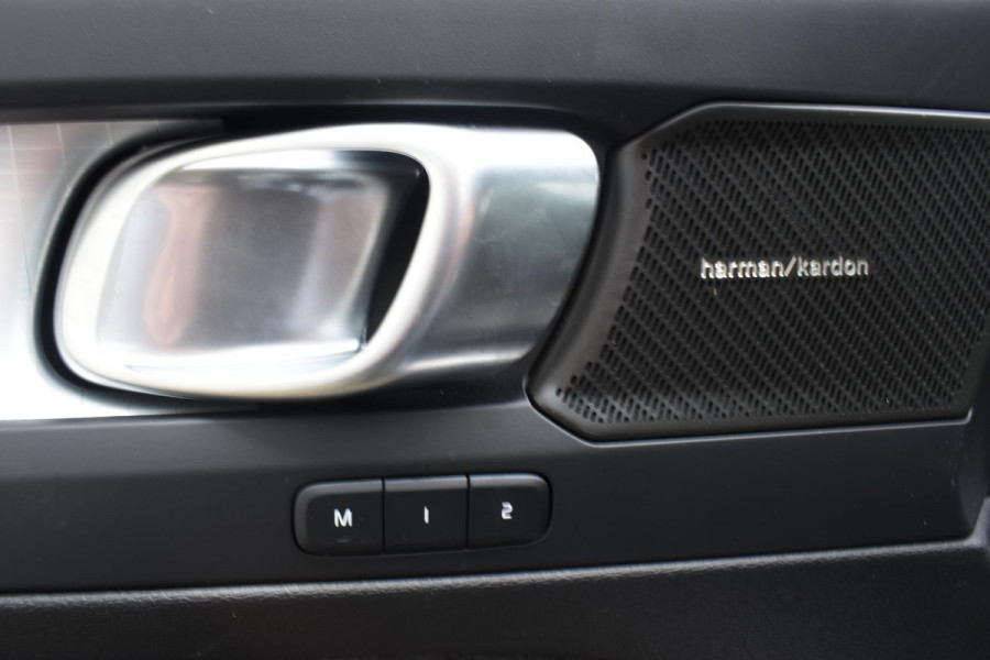 Volvo XC40 B4 211PK Plus Dark / Navigatie / Adaptive Cruise / Harman Kardon / Stuur & Stoelverwarming / Elektrische achterklep / Achteruitrijcamera / Trekhaak / Elektrische stoelverst. met geheugen