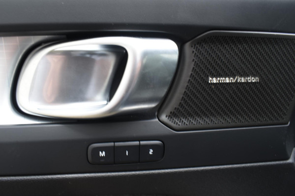 Volvo XC40 B4 211PK Plus Dark / Navigatie / Adaptive Cruise / Harman Kardon / Stuur & Stoelverwarming / Elektrische achterklep / Achteruitrijcamera / Trekhaak / Elektrische stoelverst. met geheugen