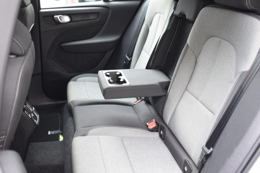 Volvo XC40 B4 211PK Plus Dark / Navigatie / Adaptive Cruise / Harman Kardon / Stuur & Stoelverwarming / Elektrische achterklep / Achteruitrijcamera / Trekhaak / Elektrische stoelverst. met geheugen