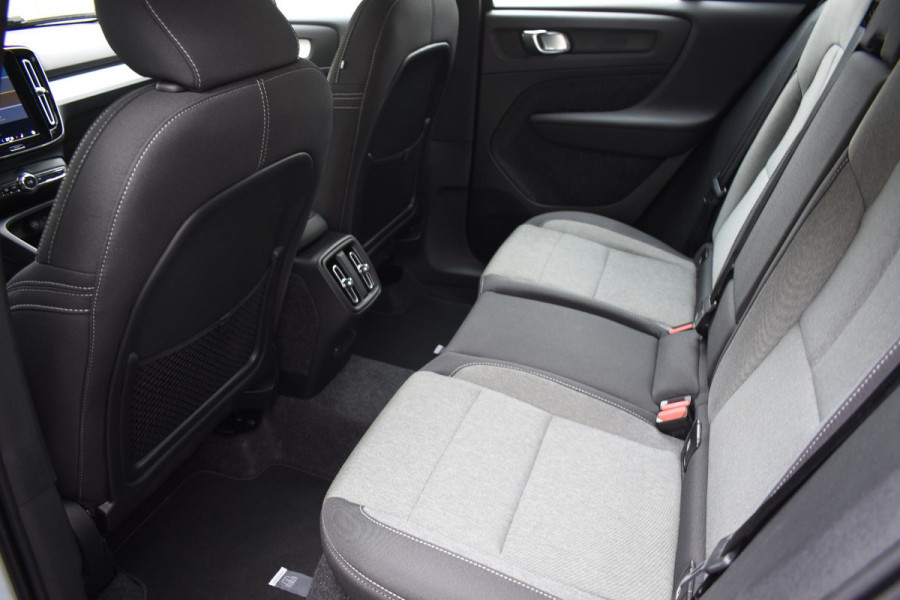Volvo XC40 B4 211PK Plus Dark / Navigatie / Adaptive Cruise / Harman Kardon / Stuur & Stoelverwarming / Elektrische achterklep / Achteruitrijcamera / Trekhaak / Elektrische stoelverst. met geheugen