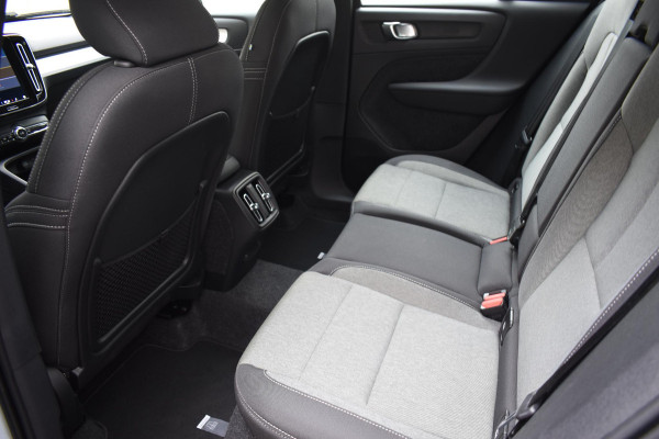 Volvo XC40 B4 211PK Plus Dark / Navigatie / Adaptive Cruise / Harman Kardon / Stuur & Stoelverwarming / Elektrische achterklep / Achteruitrijcamera / Trekhaak / Elektrische stoelverst. met geheugen