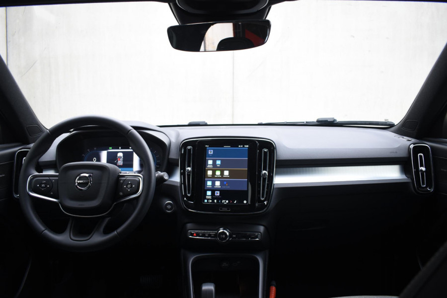 Volvo XC40 B4 211PK Plus Dark / Navigatie / Adaptive Cruise / Harman Kardon / Stuur & Stoelverwarming / Elektrische achterklep / Achteruitrijcamera / Trekhaak / Elektrische stoelverst. met geheugen