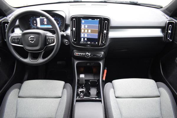 Volvo XC40 B4 211PK Plus Dark / Navigatie / Adaptive Cruise / Harman Kardon / Stuur & Stoelverwarming / Elektrische achterklep / Achteruitrijcamera / Trekhaak / Elektrische stoelverst. met geheugen
