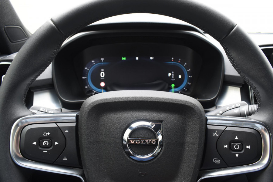 Volvo XC40 B4 211PK Plus Dark / Navigatie / Adaptive Cruise / Harman Kardon / Stuur & Stoelverwarming / Elektrische achterklep / Achteruitrijcamera / Trekhaak / Elektrische stoelverst. met geheugen