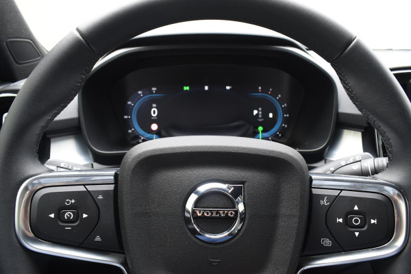 Volvo XC40 B4 211PK Plus Dark / Navigatie / Adaptive Cruise / Harman Kardon / Stuur & Stoelverwarming / Elektrische achterklep / Achteruitrijcamera / Trekhaak / Elektrische stoelverst. met geheugen