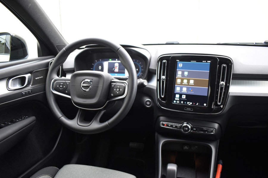 Volvo XC40 B4 211PK Plus Dark / Navigatie / Adaptive Cruise / Harman Kardon / Stuur & Stoelverwarming / Elektrische achterklep / Achteruitrijcamera / Trekhaak / Elektrische stoelverst. met geheugen