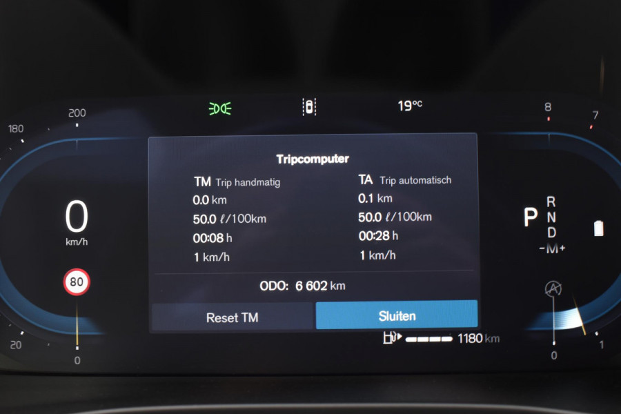Volvo XC40 B4 211PK Plus Dark / Navigatie / Adaptive Cruise / Harman Kardon / Stuur & Stoelverwarming / Elektrische achterklep / Achteruitrijcamera / Trekhaak / Elektrische stoelverst. met geheugen