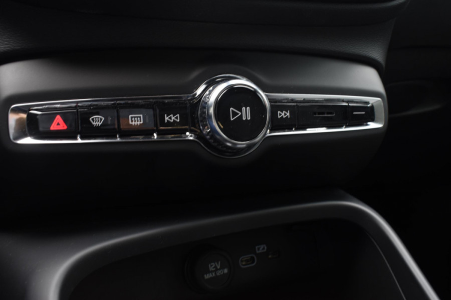Volvo XC40 B4 211PK Plus Dark / Navigatie / Adaptive Cruise / Harman Kardon / Stuur & Stoelverwarming / Elektrische achterklep / Achteruitrijcamera / Trekhaak / Elektrische stoelverst. met geheugen
