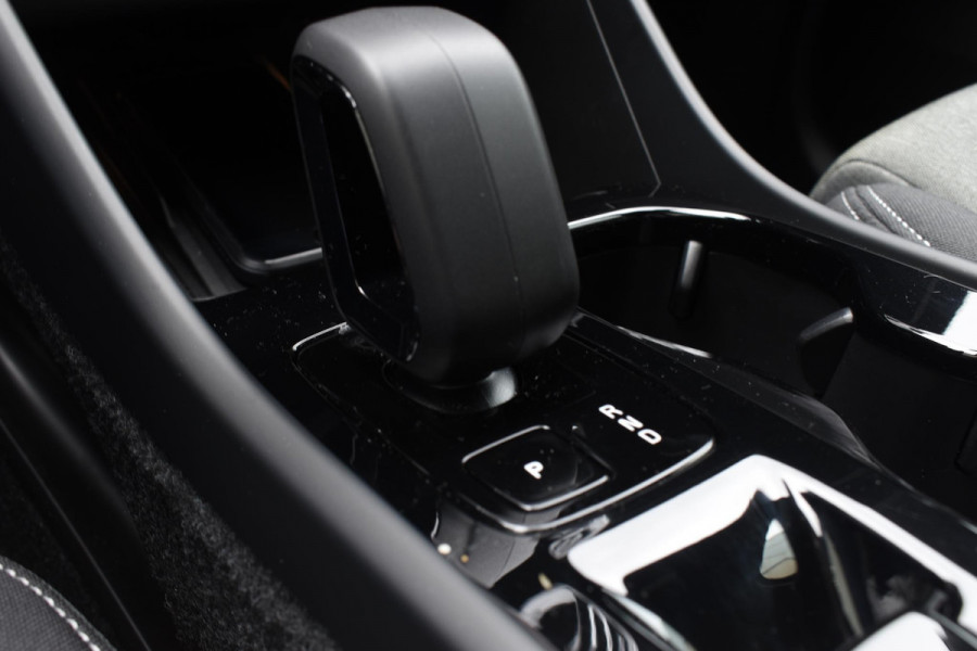 Volvo XC40 B4 211PK Plus Dark / Navigatie / Adaptive Cruise / Harman Kardon / Stuur & Stoelverwarming / Elektrische achterklep / Achteruitrijcamera / Trekhaak / Elektrische stoelverst. met geheugen