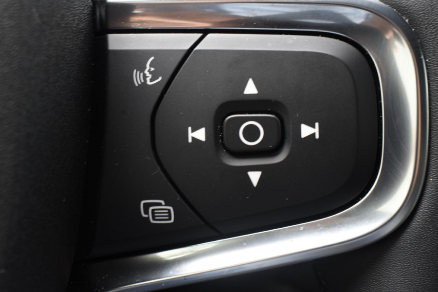 Volvo XC40 B4 211PK Plus Dark / Navigatie / Adaptive Cruise / Harman Kardon / Stuur & Stoelverwarming / Elektrische achterklep / Achteruitrijcamera / Trekhaak / Elektrische stoelverst. met geheugen