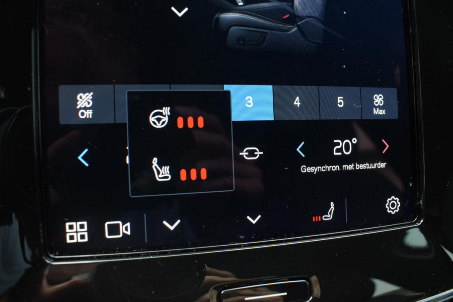 Volvo XC40 B4 211PK Plus Dark / Navigatie / Adaptive Cruise / Harman Kardon / Stuur & Stoelverwarming / Elektrische achterklep / Achteruitrijcamera / Trekhaak / Elektrische stoelverst. met geheugen
