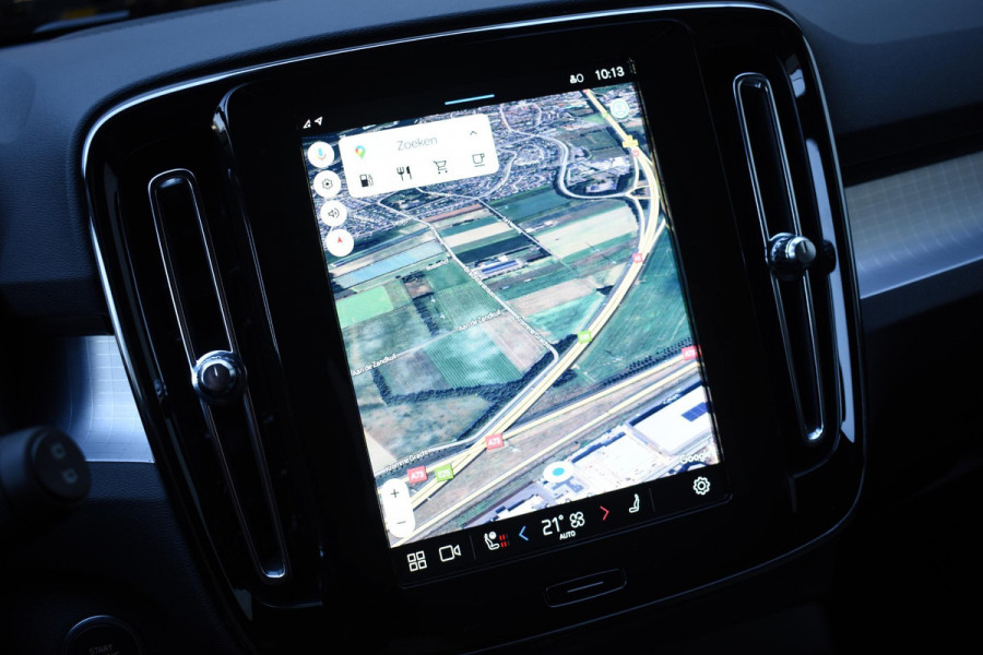 Volvo XC40 B4 211PK Plus Dark / Navigatie / Adaptive Cruise / Harman Kardon / Stuur & Stoelverwarming / Elektrische achterklep / Achteruitrijcamera / Trekhaak / Elektrische stoelverst. met geheugen