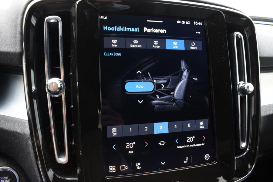 Volvo XC40 B4 211PK Plus Dark / Navigatie / Adaptive Cruise / Harman Kardon / Stuur & Stoelverwarming / Elektrische achterklep / Achteruitrijcamera / Trekhaak / Elektrische stoelverst. met geheugen