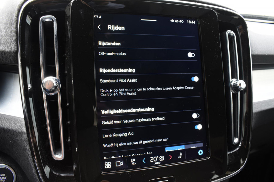 Volvo XC40 B4 211PK Plus Dark / Navigatie / Adaptive Cruise / Harman Kardon / Stuur & Stoelverwarming / Elektrische achterklep / Achteruitrijcamera / Trekhaak / Elektrische stoelverst. met geheugen