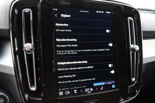 Volvo XC40 B4 211PK Plus Dark / Navigatie / Adaptive Cruise / Harman Kardon / Stuur & Stoelverwarming / Elektrische achterklep / Achteruitrijcamera / Trekhaak / Elektrische stoelverst. met geheugen