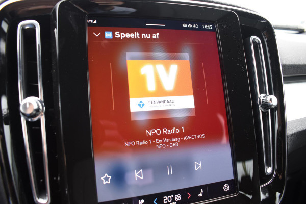 Volvo XC40 B4 211PK Plus Dark / Navigatie / Adaptive Cruise / Harman Kardon / Stuur & Stoelverwarming / Elektrische achterklep / Achteruitrijcamera / Trekhaak / Elektrische stoelverst. met geheugen