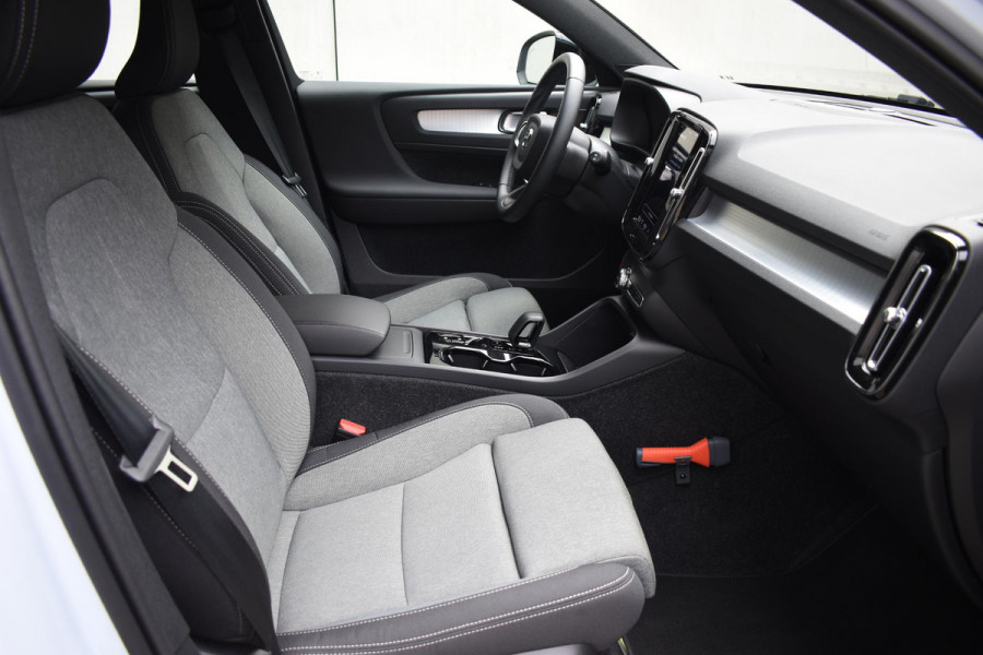 Volvo XC40 B4 211PK Plus Dark / Navigatie / Adaptive Cruise / Harman Kardon / Stuur & Stoelverwarming / Elektrische achterklep / Achteruitrijcamera / Trekhaak / Elektrische stoelverst. met geheugen